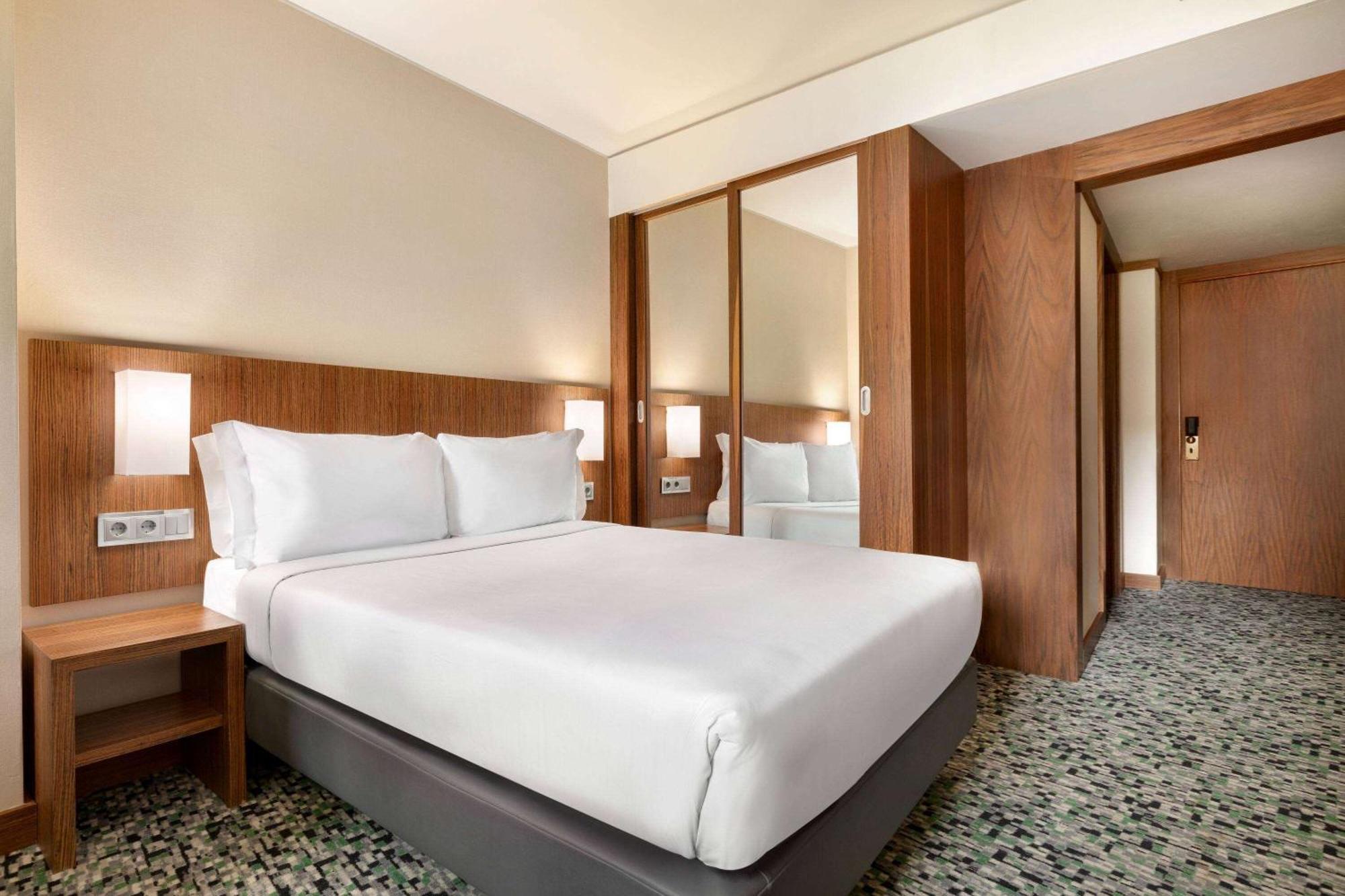 1 Queen Bed Mobility Accessible Room City View Non-Smoking